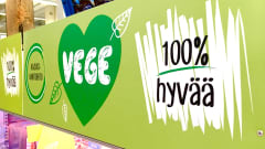 Vegaanisia tuotteita sisältävän elintarvikehyllyn tunnuslogo: vihreä sydän ja teksti 100% hyvää.