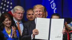 Yhdysvaltain presidentti Donald Trump esittelee allekirjoittamaansa viisumiasetusta.