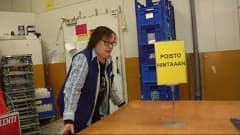 Kotkan Euromarketissa työskentelevä Marjatta Kivijärvi.
