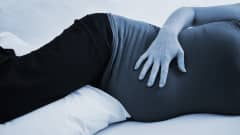 raskaana oleva nainen makaa sängyllä