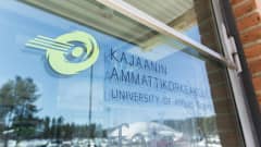 Ikkuna jossa Kajaanin ammattikorkeakoulun logo 
