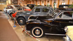 Vanhoja autoja esillä Vehoniemen automuseossa.