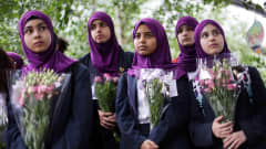 Walthamstonin tyttökoulun oppilaat tuovat kukkia lähelle iskupaikkaa Lontoossa. 