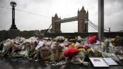 Kukkia London Bridgen edustalla Lontoossa.