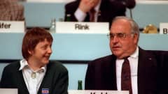 Angela Merkel ja Helmut Kohl puolilähikuvassa, Merkel hymyilee. 