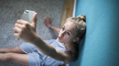 Tyttö ottaa selfietä.