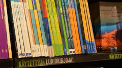 Käytettyjä lukiokirjoja kirjakaupan hyllyssä.