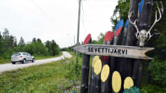 Puinen Sevettijärvi -kyltti.