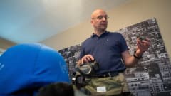 Juha-Pekka Soinola katselee rauhanturvavarusteita kotonaan