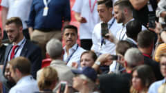 Alexis Sanchez puku päällä katsomossa.