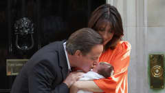 David Cameron ja Samantha Cameron esittelevät vastasyntynyttä tytärtään pääministerin virka-asunnon edustalla Lontoossa.