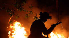 Palomies sammuttamassa maastopaloa Calistogassa, Kaliforniassa 12. lokakuuta.