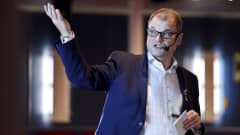 Pääministeri Juha Sipilä puhumassa Keskustan Helsingistä Tallinnaan ja takaisin suuntautuvalla presidentti- ja maakuntaristeilyllä 15. lokakuuta