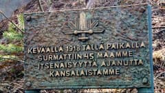 Valkoisten muistomerkki Korian sillan kupeessa.