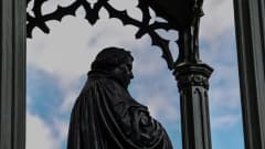 Uskonpuhdistaja Martti Lutherin patsas Wittenbergin kaupungin keskustassa Saksassa.