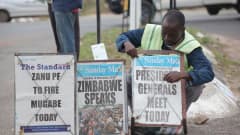 Zimbabwelaisten lehtien lööppejä sunnuntaina 19.11.2017: "Zanu PF erottaa Mugaben tänään", "Zimbabwe puhuu" ja "Presidentti tapaa kenraalit tänään".