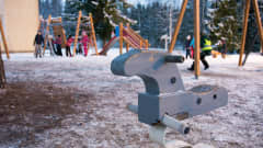 Koululaisia leikkimässä talvisella piha-alueella.