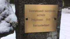 Rantasalmen sankarihautausmaan muistolaatta on kiinnitetty Petäjäsaaresta tuotuun kiveen.