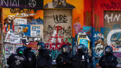 Pari sataa talonvaltaajaa puolustautui palosammuttimilla sisään pyrkiviä mellakkapoliiseja Berliinissä 