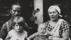 Mustavalkoinen kuva Arndt, Aleksandra, Säde ja Juhani Pekurisesta kesällä 1939 kesäsiirtola Rientolan terassilla Herttoniemessä.