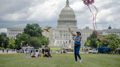 Nainen lennättää leijaa Yhdysvaltain kongressitalon edessä.