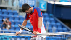 Tennis: Novak Djokovic raivosi, rikkoi mailansa ja taipui neljänneksi