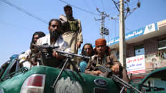 Tuiman näköisiä talibantaistelijoita avolava-auton kyydissä.