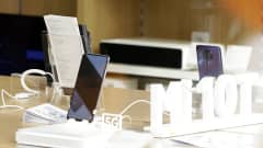Xiaomin 5G-puhelimia esillä belgradilaisessa kauppakeskuksessa