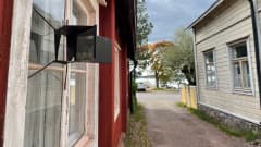 Niin sanotusta juorupeilistä voi tarkkailla katujen ja kujien tapahtumia huomaamatta sisätiloista. Tammisaaren Liinakankurinkadun vanhimmat talot ovat 1700-luvun lopusta.