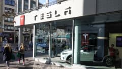 Teslan myymälä Frankfurtissa.