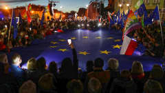 Puolan EU-eroa vastustava ja Euroopan unionia kannattava mielenosoitus Varsovassa 10. lokakuuta 2021.