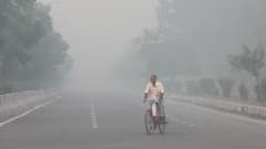 Kanpurin asukas kärsii hengitysvaikeuksista saasteiden vuoksi