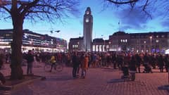 Helsingin keskustaan kerääntyi 1500 koronatoimia vastustavaa mielenosoittajaa 