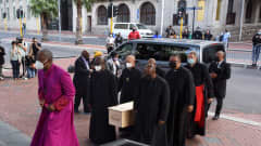 Desmond Tutun ruumis kuljetettiin Kapkaupungissa sijaitsevaan katedraaliin.