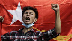 Myanmarin sotilasjunttaa vastustava mielenosoittaja Yangoonissa.