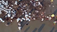 Maanalaisen öljyputken puhkeamisesta johtuvaa tuhoa torjutaan rannalla Thaimaassa