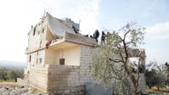 Isisin johtaja Abu Ibrahim al-Hashimi al-Qurashin talo Atmassa Idlibin maakunnassa Yhdysvaltain iskun ja räjähdyksen jäljiltä.