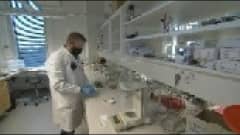 Turun yliopiston kemian laboratoriossa valmistetaan hackmaniittia 