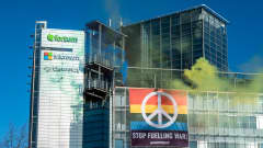 Stop fuelling war -banderolli Fortumin pääkonttorin seinässä. 