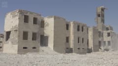 Raqqassa näkyy vielä raunioita, mutta elämä on palaamassa normaaliksi. Video: Ivar Heinmaa