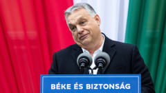 Orbán puhujapöntössä, taustalla Unkarin lippu.