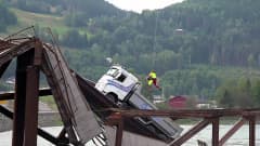 148 metriä pitkä puusilta romahti Norjassa – rekkakuski pelastettiin kopterilla