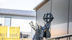 Maailman rauha -patsas seisoo sipoolaisen tehdasalueen pihassa
