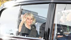 Kuningatar Camilla poistumassa Buckinhamin palatsista 9. syyskuuta.