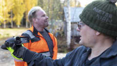 Tubettavat konemiehet-sarjassa on kolme itäsuomalaista tubettajaa. Sarjan päähenkilönä nähdään Pohjois-Savon Tuusniemeltä videoita tekevä "Metsa Man" eli Timo Juvonen.