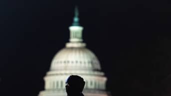 Sotilaan siluetti, taustalla Capitol.