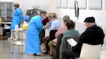 Ihmiset jonottavat rokotukseen Italiassa