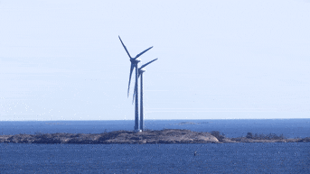 Tuulivoimalat luodolla.