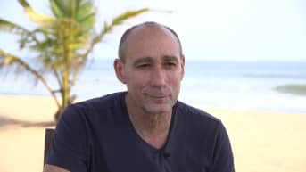 Ranskalainen toimittaja Thierry Cruvellier on kirjoittanut kirjoja muun muassa Kambodzan sotarikosoikeudesta ja Sierra Leonesta.  