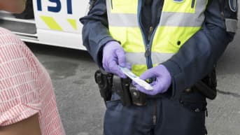 Poliisilla kädessään pikahuumetesti.